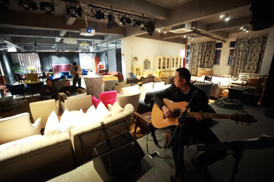 桐鄉(xiāng)小伙愛寫歌玩樂隊(duì),卻靠修沙發(fā)白手起家