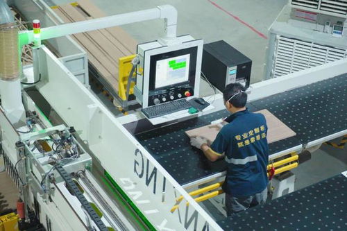 定制家居行業(yè)4.0未來工廠是咋樣 這家企業(yè)向百媒開放見證生產(chǎn)發(fā)貨全流程自動(dòng)化